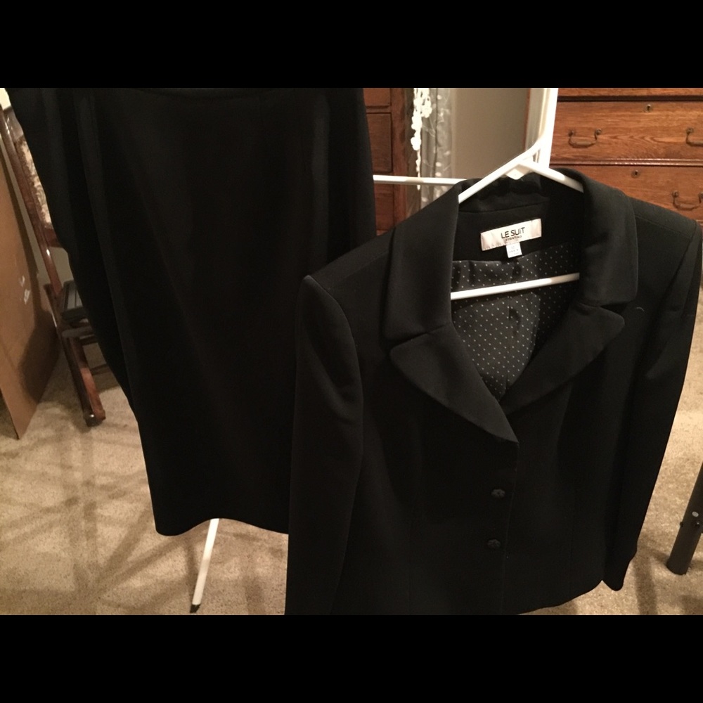 Le Suit women’s suit